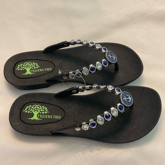 New Figuera Tree Flip Flops. Size 8 - Picture 4 of 7